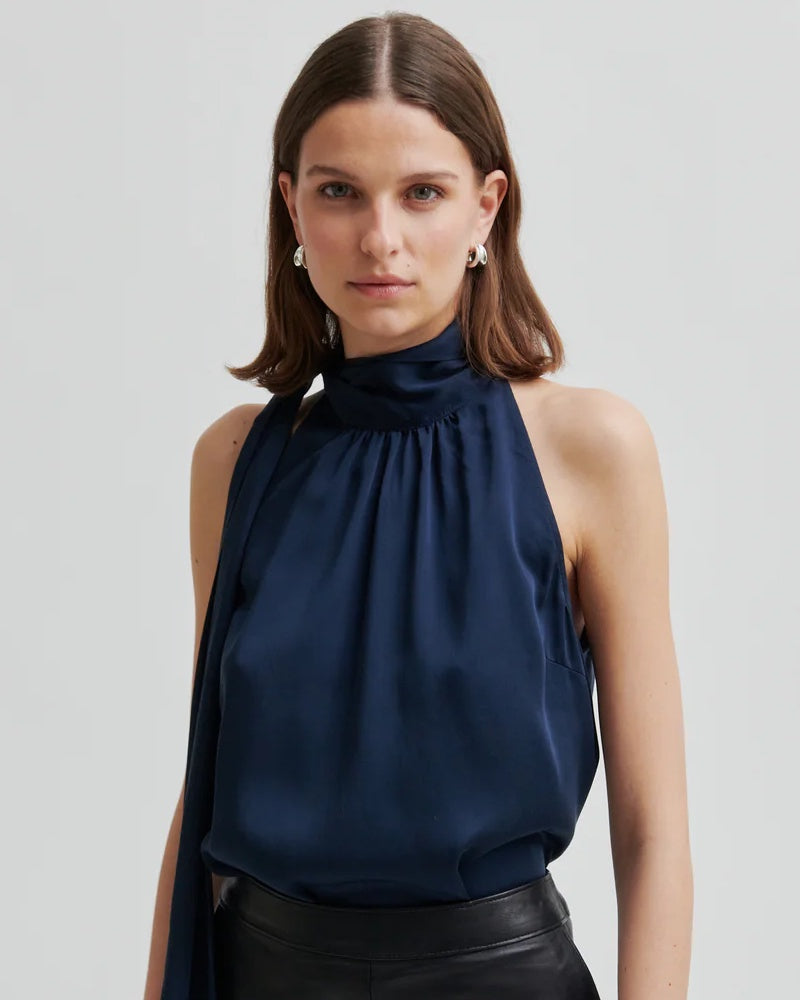 Second Female Kura Top - Carbon